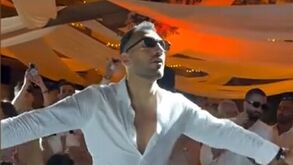 Pavlidis como nunca o viu: levou com arroz, tocou bateria e terminou o casamento a dançar... de camisa aberta