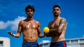 Rúben Neves e João Félix posam  para a fotografia lado a lado na praia