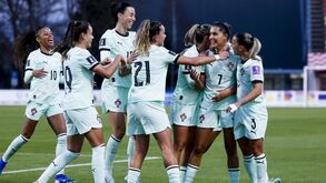 Seleção feminina portuguesa festeja o golo frente à Letónia
