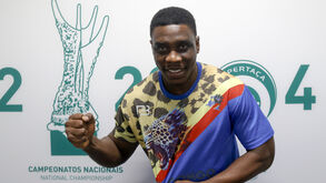 Christian Moga com a camisola da seleção de andebol da RD Congo