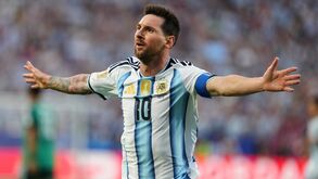 Messi celebra hat trick frente à Argélia