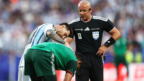 Messi com Mandi após lance no Argentina-Argélia