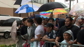Adeptos (à chuva) junto ao hotel onde a Seleção está instalada em Houston