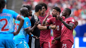 Jogadores da Seleção falam com o árbitro durante o jogo com a RD Congo