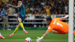 Luis Díaz remate ao poste da baliza do Uzbequistão