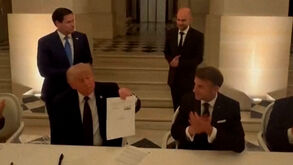 «Não foi fácil, posso garantir-vos»: o momento em que Trump assina acordo com o Irão durante jantar em Versalhes  