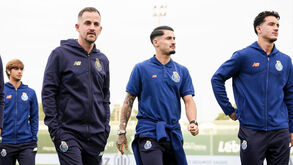 Callum Walsh (à esquerda), preparador físico do FC Porto, fez sugestão de treinos para os jogadores cumprirem nas férias
