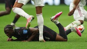Koné com a perna fraturada