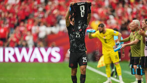 Saliba homenageia o lesionado Koné durante a celebração do golo do Canadá
