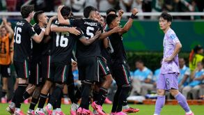 Jogadores do México celebram golo