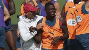 Nuno Mendes com Roberto Martínez no treino