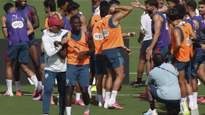 Nuno Mendes 'acarinhado' pelo plantel em dia de aniversário