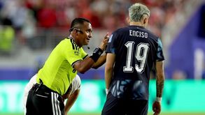 Enciso não gostou da decisão do árbitro