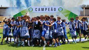 FC Porto ergue o troféu de campeão de iniciados 