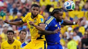 Os jogadores de Equador e Curaçau em ação