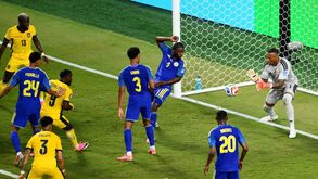 Os jogadores de Equador e Curaçau em ação