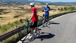 Froholdt mostra-se a dar um passeio de bicicleta