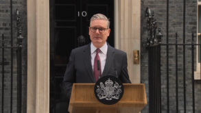 Keir Starmer emociona-se ao anunciar a demissão do cargo de primeiro-ministro do Reino Unido