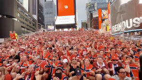 “Remada viking” invade Times Square antes do jogo da Noruega frente ao Senegal
