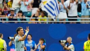 Maxi Araújo festejou 'à pistoleiro'
