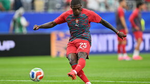Nuno Mendes durante aquecimento