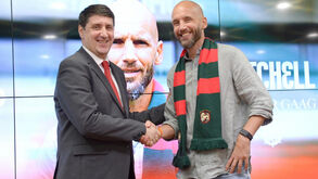 Carlos André Gomes com Van Der Gaag na apresentação do treinador