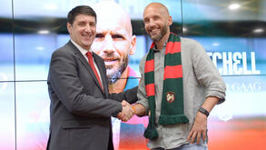 Carlos André Gomes com Van Der Gaag na apresentação do treinador
