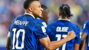 Kylian Mbappé bisou contra o Iraque