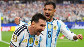 Lionel Messi celebra com Leandro Paredes