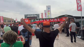 Todos juntos: o momento em que se cantou o hino na Fan Zone Betano em Gaia 