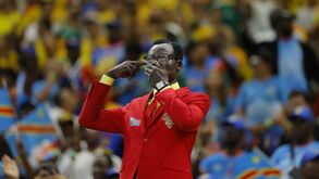 Não podia faltar à festa: o famoso 'homem-estátua' da RD Congo animou as bancadas em Guadalajara