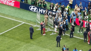 O abraço entre Ronaldo e Martínez após a goleada frente ao Uzbequistão