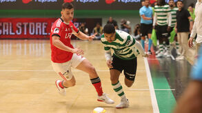 Os jogadores de Benfica e Sporting em ação