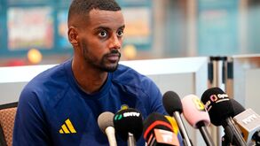 Homenagem especial: Isak leva bandeira da Eritreia no pé direito