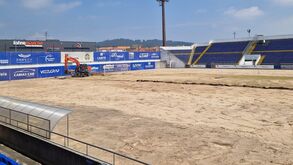 Mudança de relvado no Estádio Municipal Dr. Machado de Matos