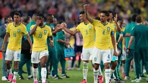 Jogadores brasileros a festejar frente à Escócia