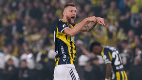 Skriniar com a camisola do Fenerbahçe