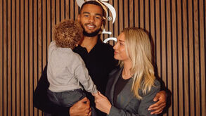 Gakpo com a namorada Noa van der Bij e o filho Samuel