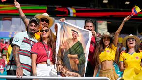 Do 'luchador' ao... Santo Ronaldo: muita animação nas bancadas antes do Colômbia-Portugal