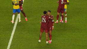 Samu Costa cumprimenta Cristiano Ronaldo no final do Colômbia-Portugal