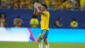 James Rodríguez aplaude os adeptos colombianos no momento da substituição, durante o jogo contra Portugal