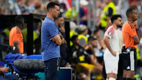 Scaloni durante o jogo com a Jordânia