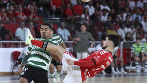 Os jogadores de Sporting e Benfica em ação