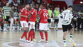 Jogadores do Benfica festejam diante do Sporting