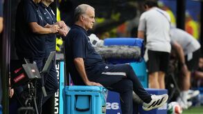 Marcelo Bielsa sentado na geladeira durante um jogo do Uruguai no Mundial'2026