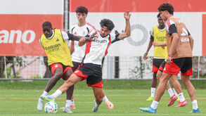LUTA. Vários jovens tentam convencer Marco Silva no Benfica