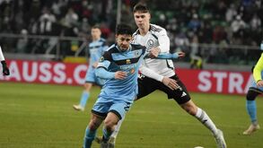 Sergio Barcia (à direita) representa o Legia Varsóvia
