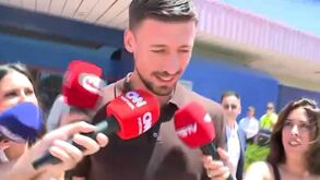 Lenglet à chegada ao Aeroporto de Tires