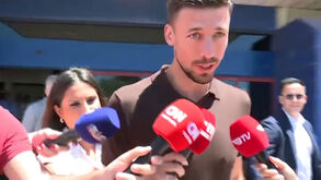 As imagens da chegada de Lenglet a Lisboa para reforçar o Benfica 