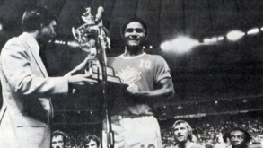 Eusébio com o troféu de campeão da North American Soccer League em 1976
